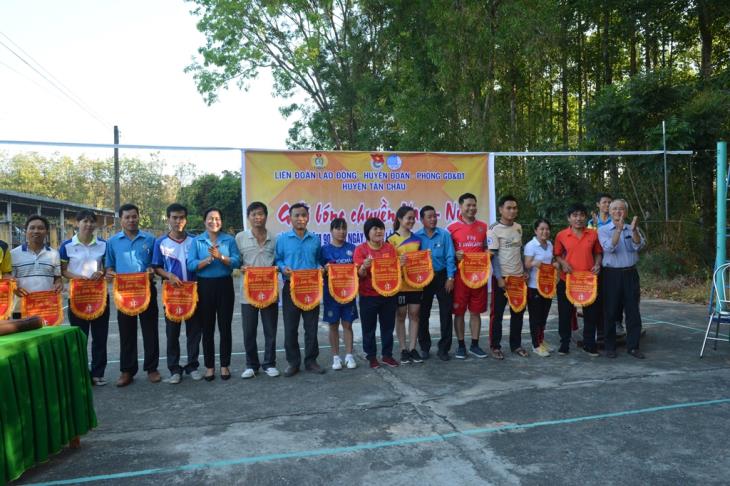   Tân Châu tổ chức giải bóng chuyền nam - nữ chào mừng 90 năm ngày thành lập Đảng và tết Nguyên Đán Canh Tý