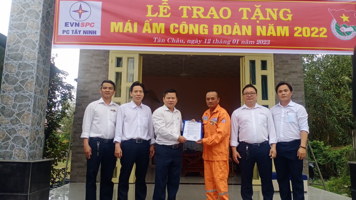 Điện lực Tây Ninh trao mái ấm công đoàn cho đoàn viên tại Tân Châu