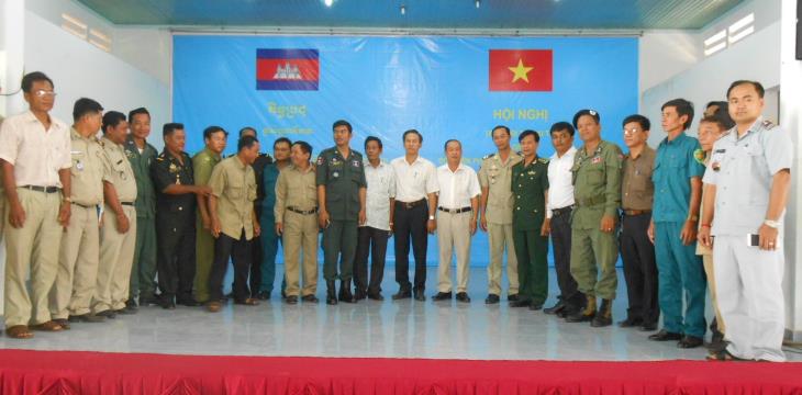Họp mặt giữa chính quyền xã Tân Đông, huyện Tân Châu với lực lượng vũ trang 3 xã đối diện thuộc huyện Mê Mốt, tỉnh Tboung Khmum, Campuchia