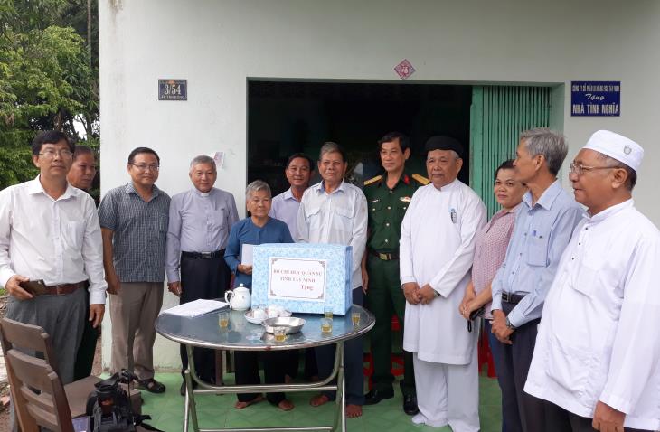 Bộ Chỉ huy quân sự tỉnh thăm tặng quà đối tượng chính sách  người có đạo trên địa bàn huyện Tân Châu