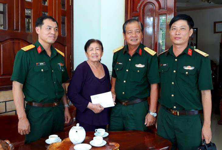 Bộ CHQS tỉnh thăm tặng quà các gia đình chính sách tại Tân Châu