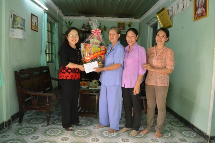 Bà Phan Thị Điệp - Phó Chủ tịch HĐND tỉnh Tây Ninh  thăm gia đình chính sách nhân ngày thương binh liệt sĩ 27.7