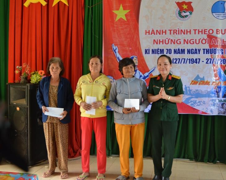 Quân đoàn 4 và Huyện Đoàn Tân Châu tặng quà cho thương binh nghèo  và con em gia đình chính sách nghèo xã Tân Thành 