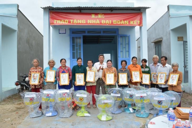 Huyện Tân Châu  Bàn giao 12 căn nhà đại đoàn kết cho dân nghèo xã Tân Hội