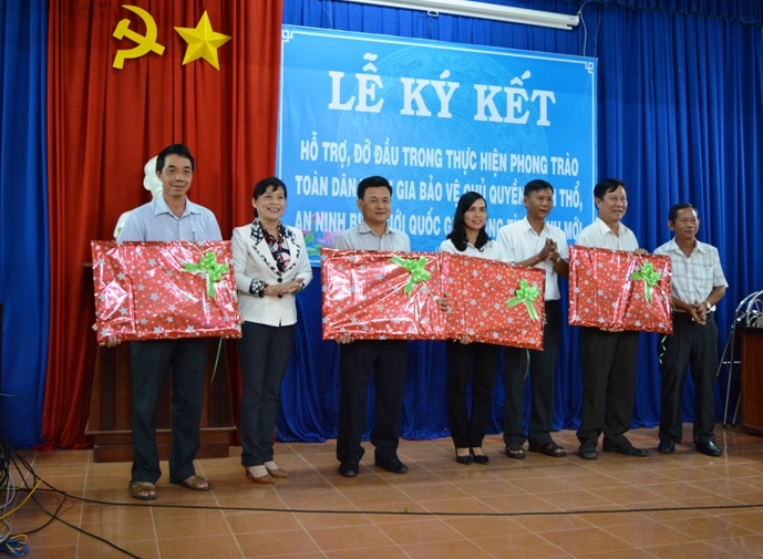 UBND huyện Dương Minh Châu ký kết hỗ trợ, đỡ đầu  cho các xã biên giới huyện Tân Châu
