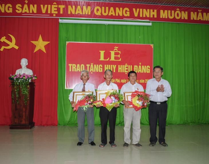 Tân Châu trao tặng huy hiệu 30, 40 và 55 năm tuổi Đảng