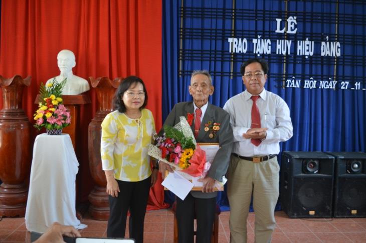 Tân Châu trao tặng huy hiệu 70 năm tuổi đảng cho Đảng viên xã Tân Hội 