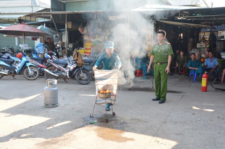 Tuyên truyền phòng cháy chữa cháy  cho tiểu thương chợ Tân Hà