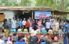 Nhóm Thiện Nguyện, xã Bàu Đồn, huyện Gò Dầu tặng quà cho dân di cư từ Campuchia xã Tân Thành, huyện Tân Châu