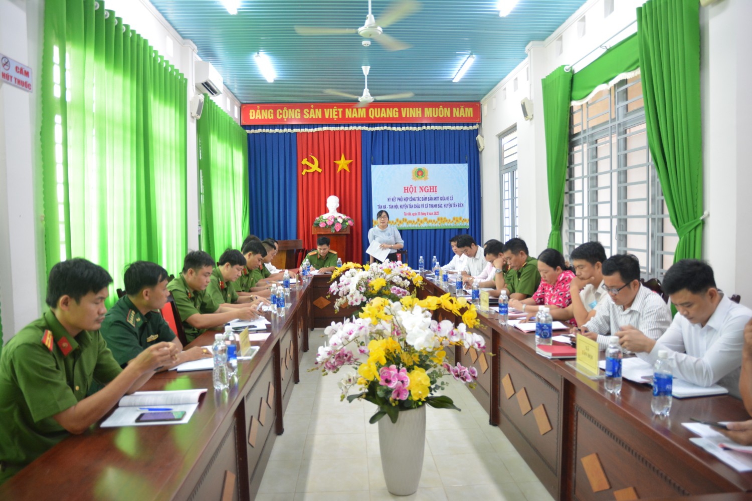 Ký kết phối hợp đảm bảo an ninh trật tự giữa 3 xã   Tân Hà, Tân Hội, huyện Tân Châu và xã Thạnh Bắc, huyện Tân Biên