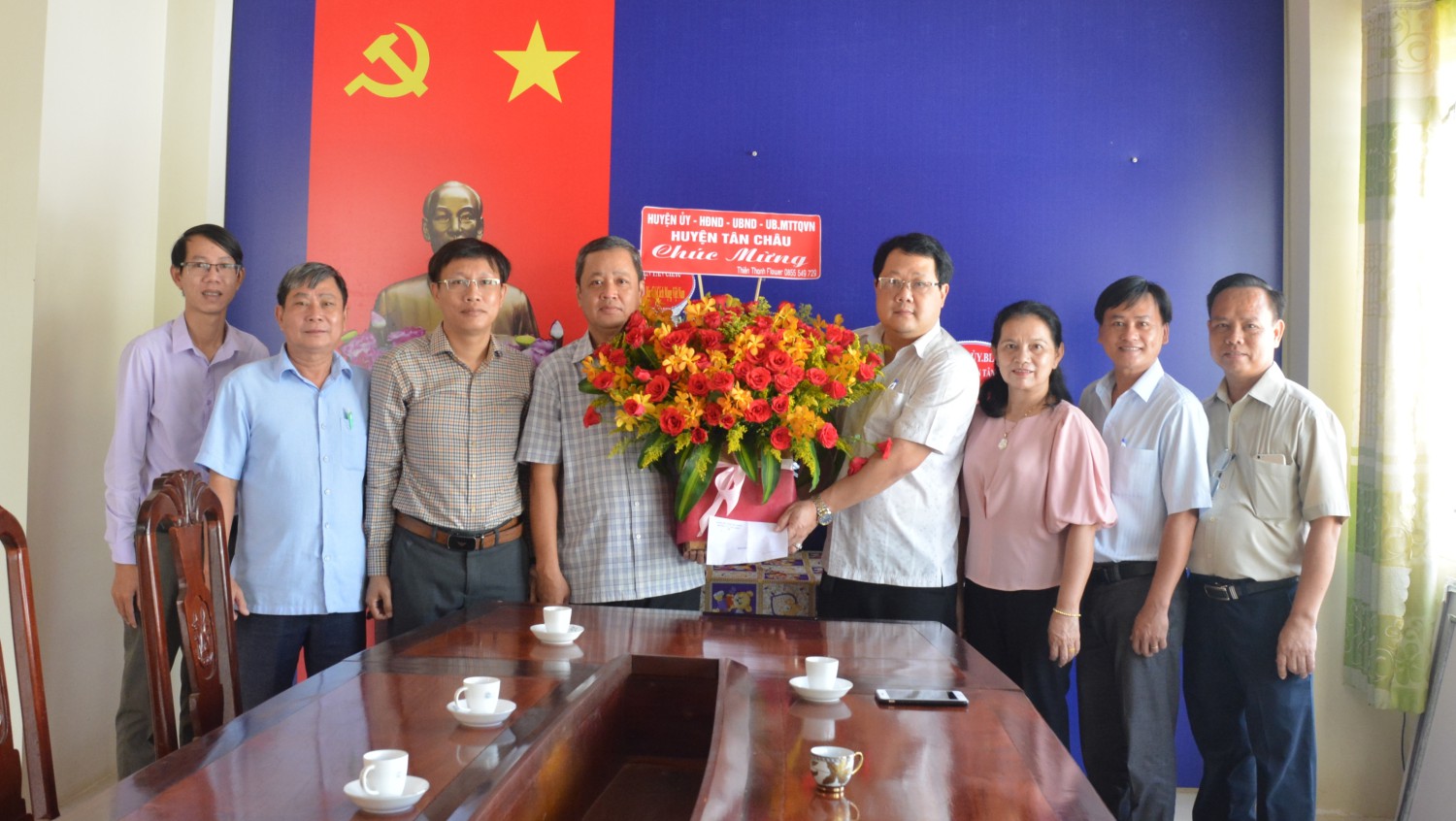 Lãnh đạo Huyện ủy, UBND, Ủy ban MTTQ Việt Nam và các Lực lượng vũ trang huyện đến thăm và chúc mừng ngày báo chí cách mạng Việt Nam 21/6