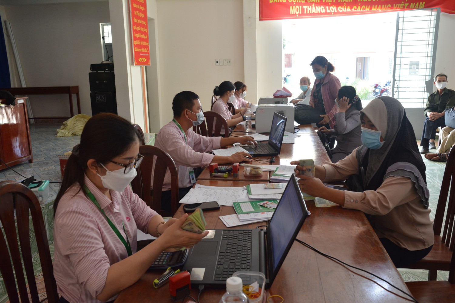 Ngân hàng chính sách xã hội huyện Tân Châu, tỉnh Tây Ninh  giải ngân vốn nước sạch tại xã Suối Dây