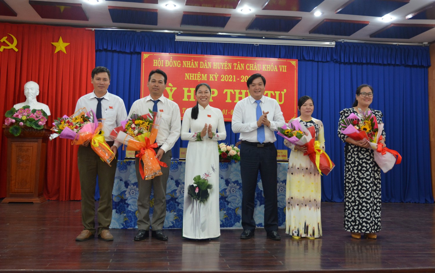 Hội đồng nhân dân huyện Tân Châu Bế mạc kỳ họp lần thứ 4