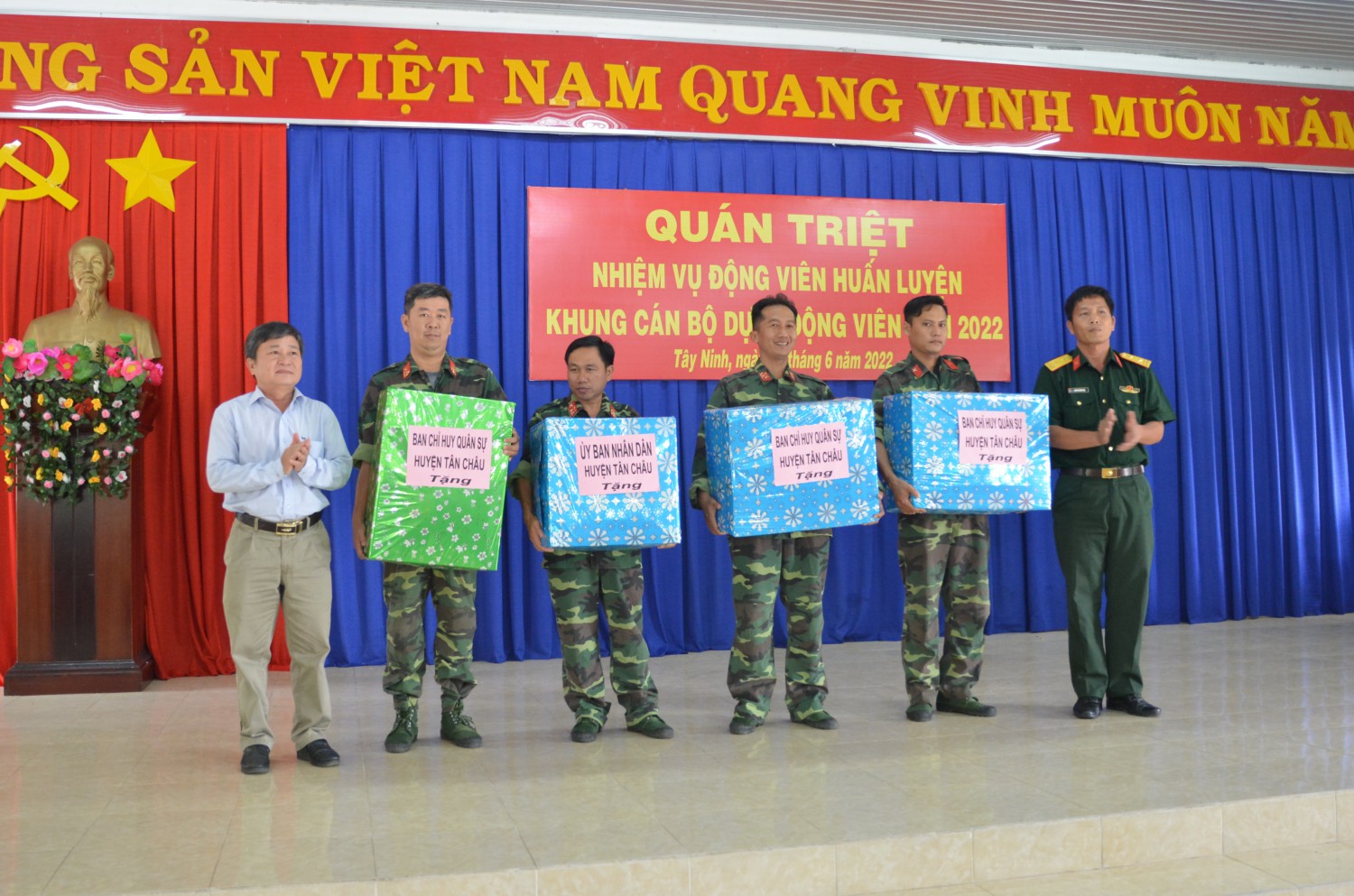 Lãnh đạo huyện Tân châu thăm, tặng quà quân nhân dự bị