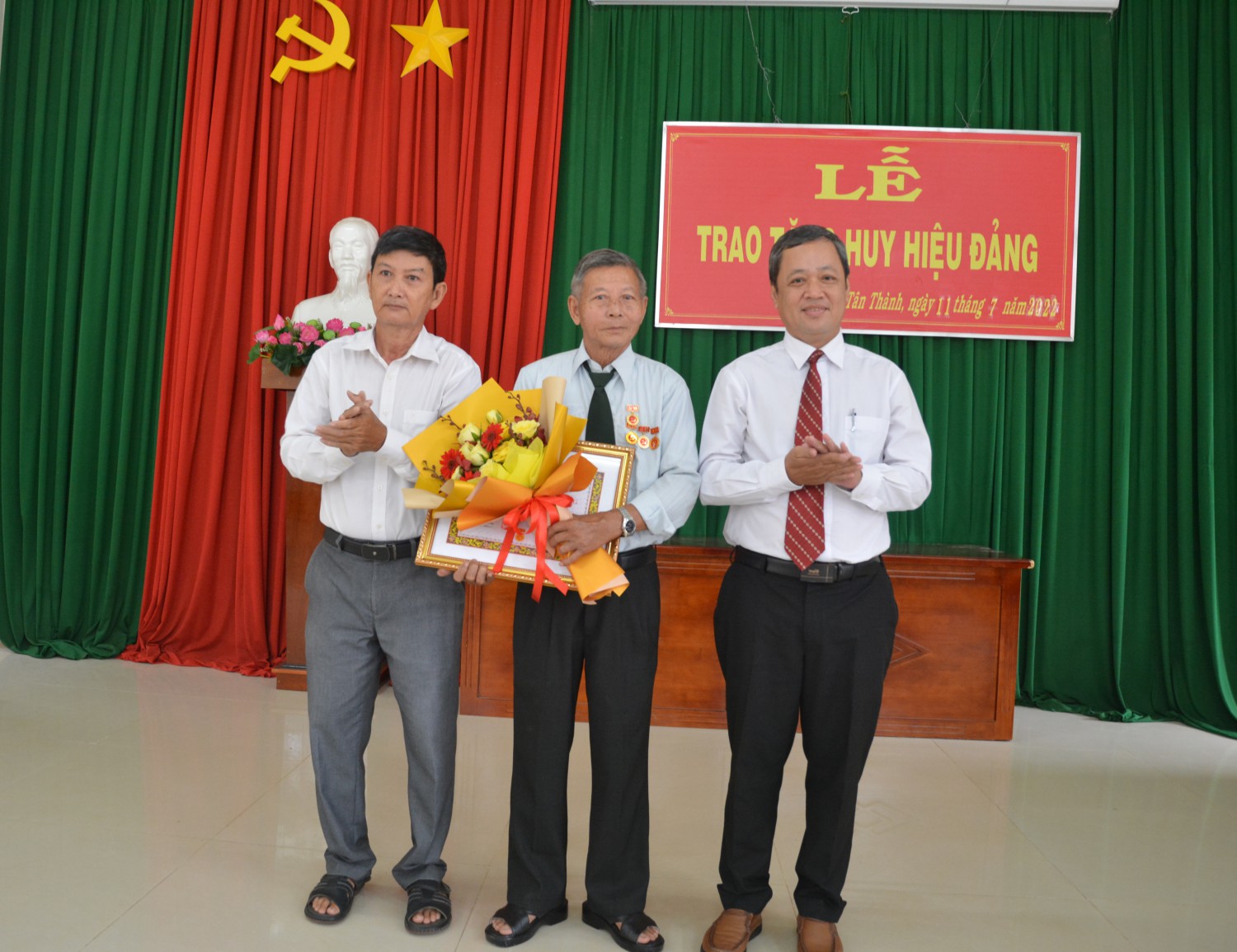 Tân Châu trao tặng huy hiệu 50 năm tuổi Đảng cho đảng viên xã Tân Thành