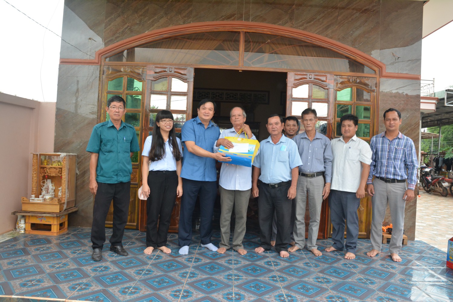 Ông Nguyễn Văn Cường - Bí thư Huyện ủy Tân Châu thăm gia đình chính sách nhân ngày Thương binh - Liệt sĩ
