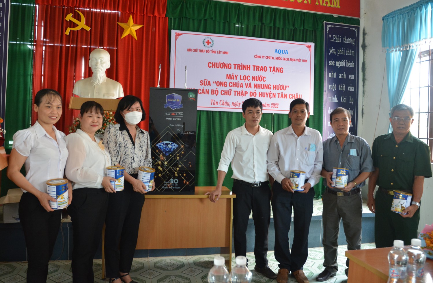 Công ty Cổ phần đầu tư xử lý nước sạch AQUA Việt Nam trao tặng máy lọc nước và sữa Ong chúa Nhung hươu  cho Hội chữ thập đỏ huyện Tân Châu