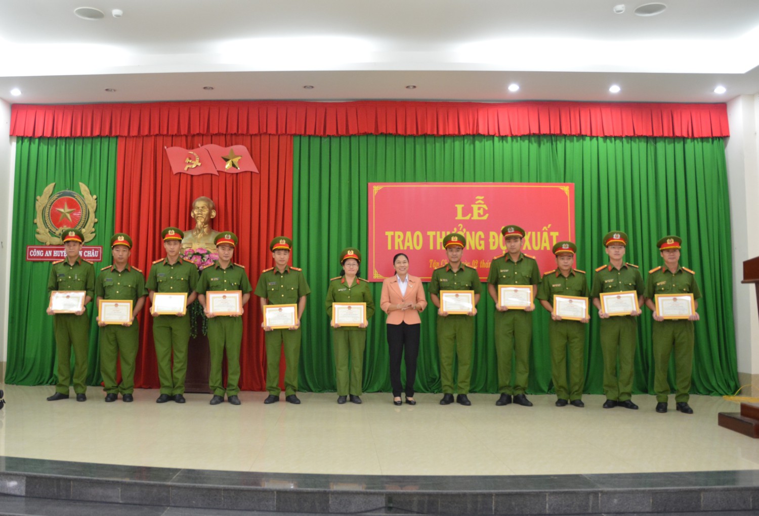Huyện Tân Châu khen thưởng đột xuất công tác phòng chống tội phạm