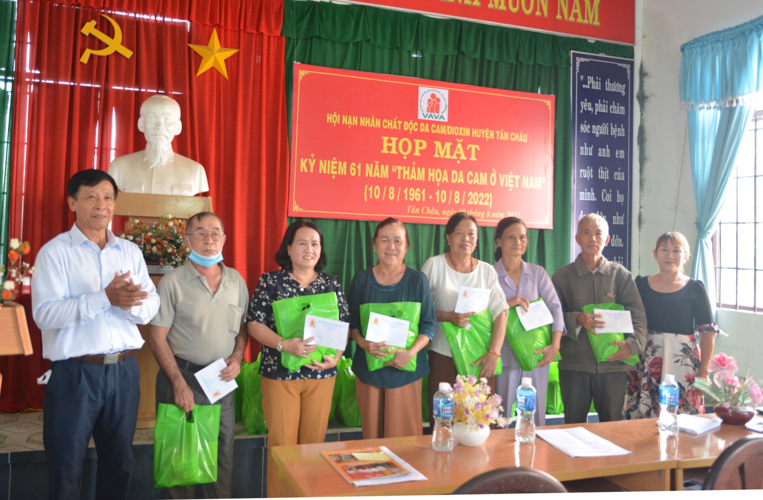 Hội nạn nhân chất độc da cam/dioxin huyện  Tân Châu họp mặt, tặng quà cho các nạn nhân