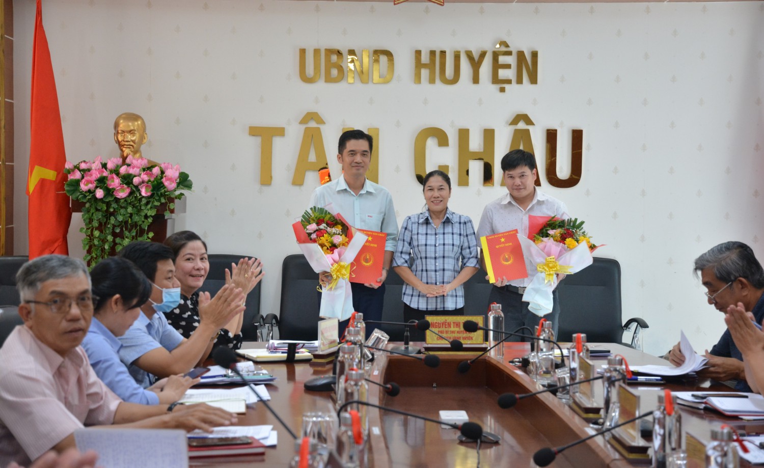 UBND huyện Tân Châu công bố các quyết định điều động, tiếp nhận và bổ nhiệm cán bộ
