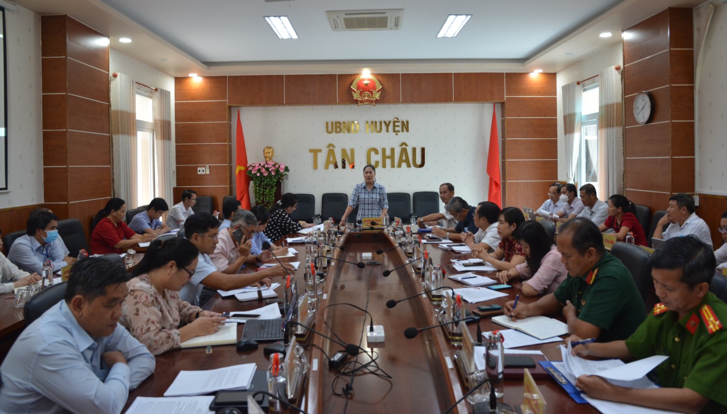 UBND huyện Tân Châu họp giao ban thường kỳ tháng 8
