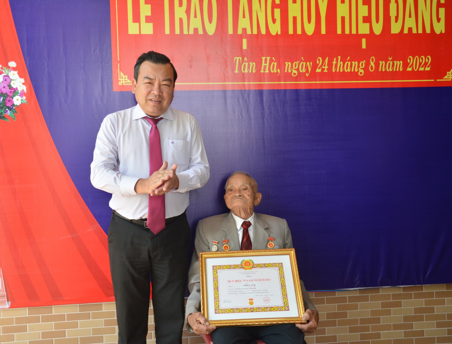 Ông Phạm Hùng Thái - Phó Bí thư Thường trực Tỉnh ủy trao tặng huy hiệu 75 năm tuổi Đảng cho đảng viên tại xã Tân Hà