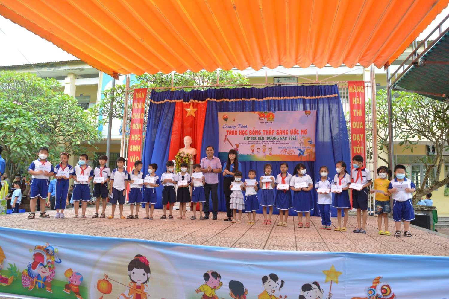 Huyện Đoàn Tân Châu tổ chức chương trình Trung thu cho em  và trao tặng học bổng thắp sáng ước mơ cho học sinh có hoàn cảnh khó khăn
