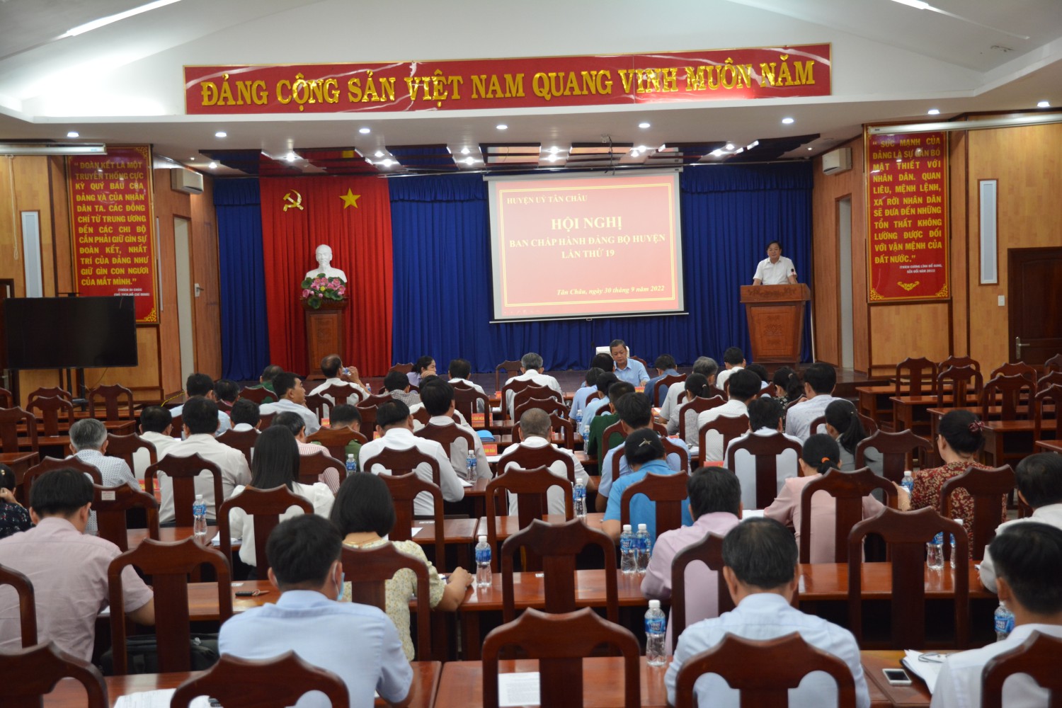Ban chấp hành Đảng bộ huyện Tân Châu tổ chức hội nghị lần thứ 19