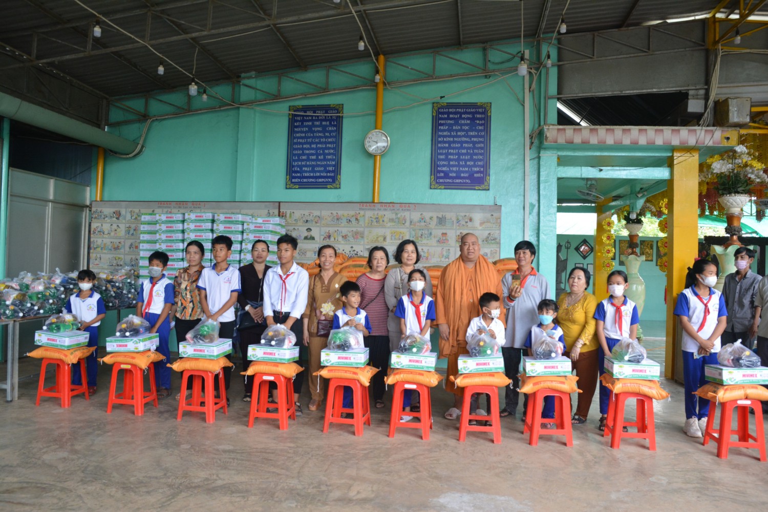Tịnh xá Ngọc Tâm xã Tân Phú  tặng quà cho học sinh và nhân dân nghèo