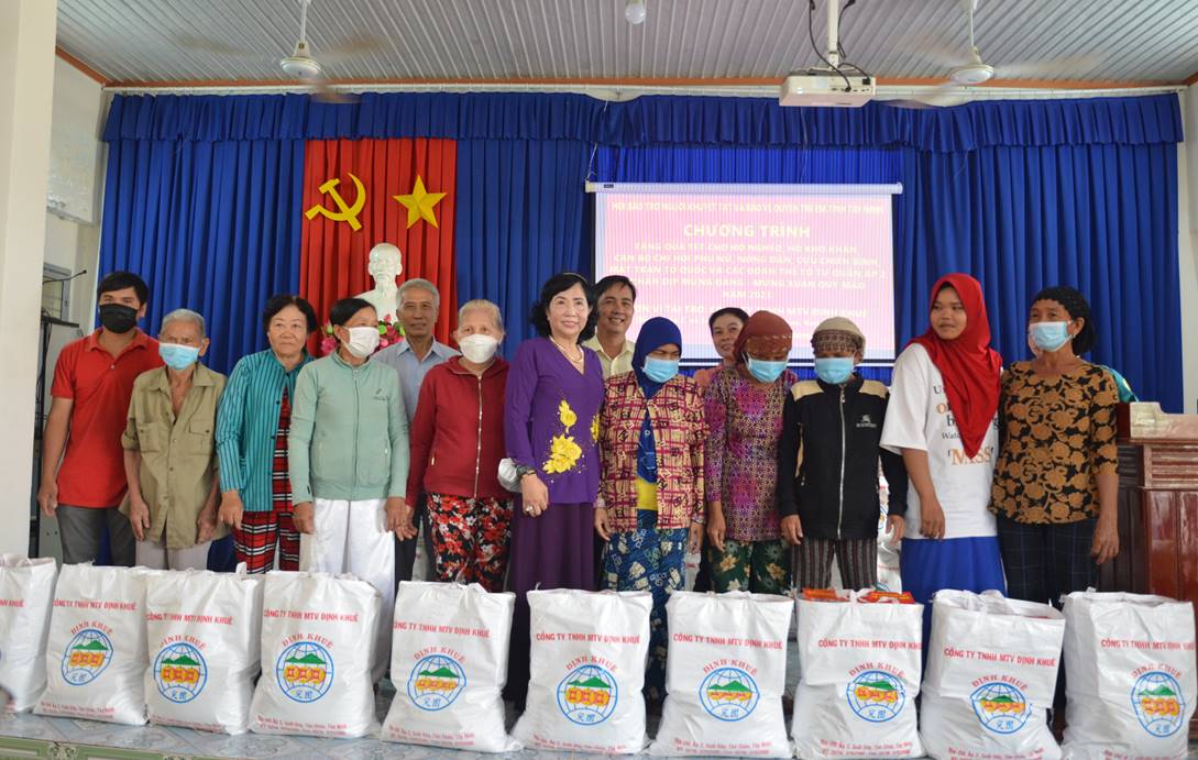 Hội bảo trợ người khuyết tật và bảo vệ quyền trẻ em tỉnh Tây Ninh  tặng quà tết cho gia đình nghèo tại Tân Châu