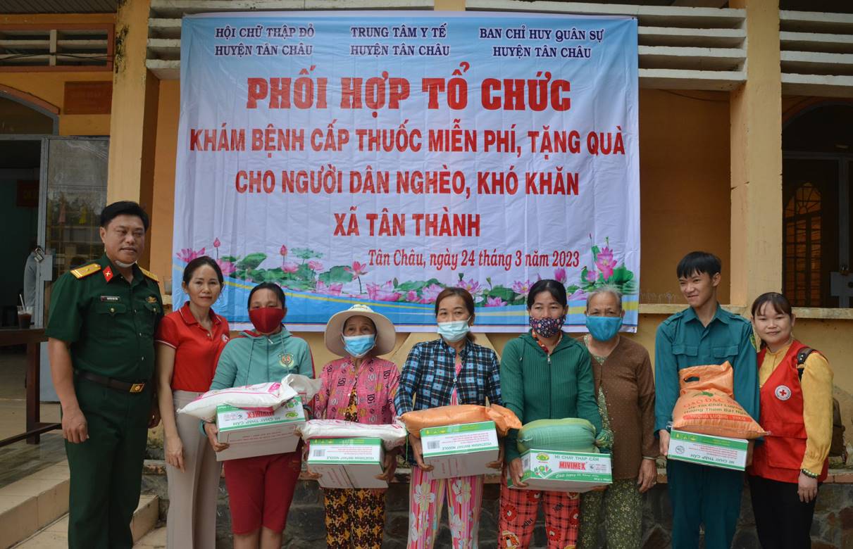 Đoàn y, bác sĩ Trung tâm y tế Tân Châu Khám bệnh, cấp thuốc tặng quà cho dân nghèo