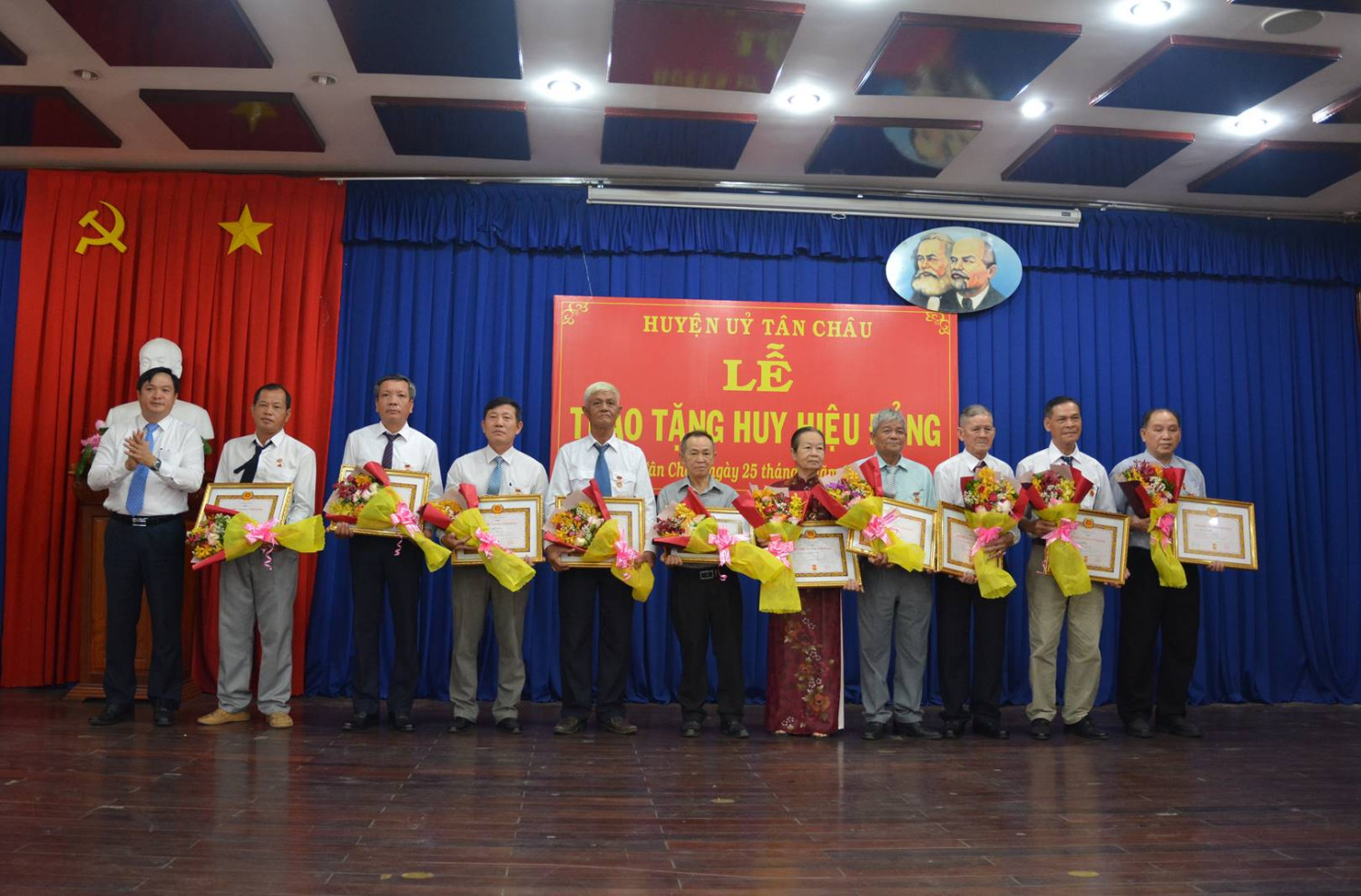 Tân Châu trao tặng huy hiệu  30, 40, 45, 50, 55 năm tuổi đảng cho đảng viên