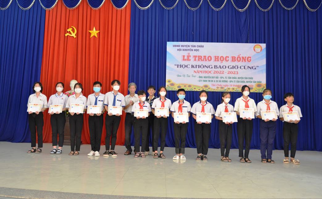 Hội khuyến học huyện Tân châu  trao học bổng “Học không bao giờ cùng”  năm học 2022-2023