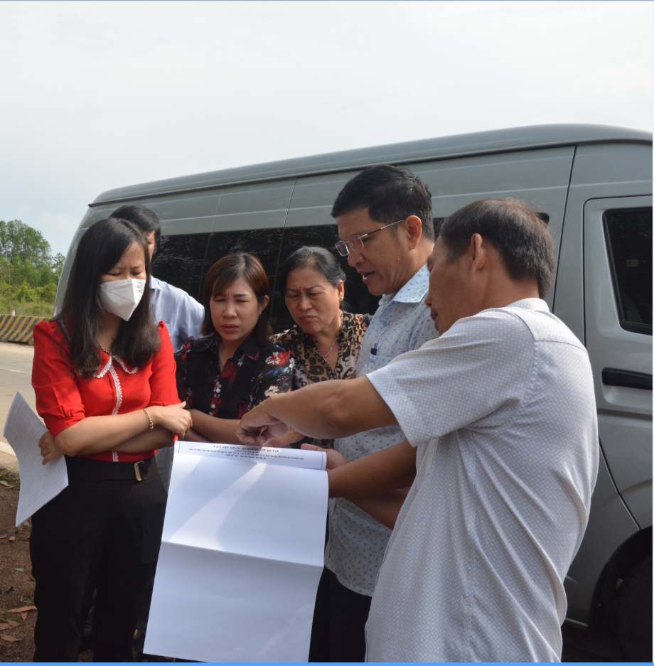 Thường trực HĐND huyện Tân Châu khảo sát thực tế việc xây dựng dự án khu dân cư tổ 7 ấp Con Trăn, xã Tân Hòa