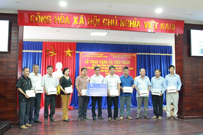 Tân Châu Trao tặng máy tính bảng cho các Tổ công nghệ số cộng đồng