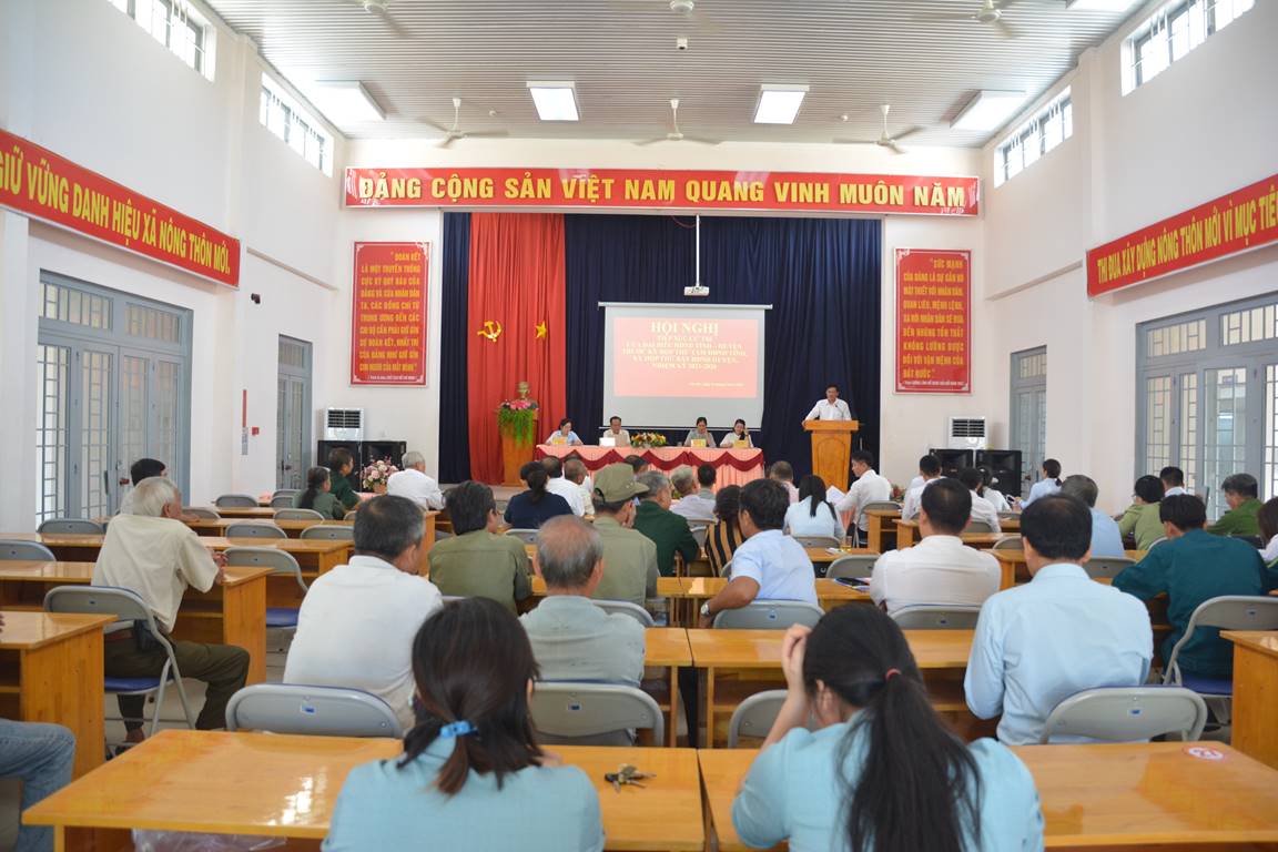 Đại biểu Hội đồng nhân dân tỉnh, huyện tiếp xúc với cử tri xã Tân Hà