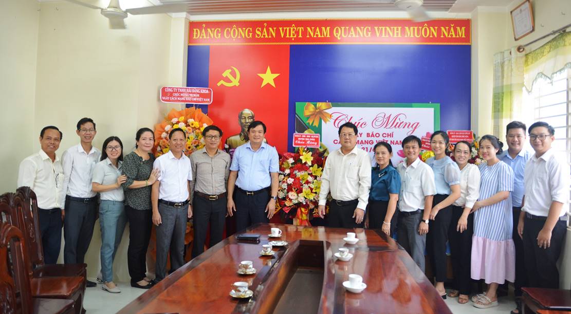 Lãnh đạo Huyện ủy, HĐND, UBND, UB MTTQ Việt Nam huyện đến thăm và chúc mừng ngày báo chí cách mạng Việt Nam 21/6