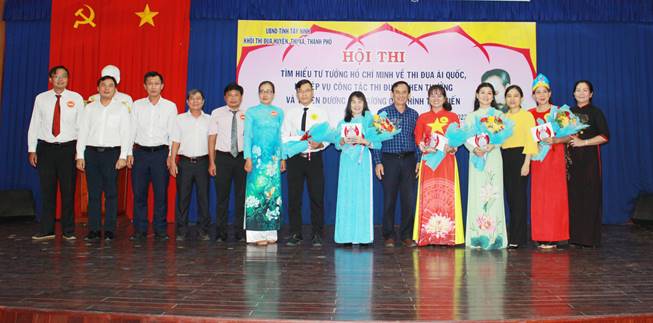Khối thi đua các huyện, thị xã, thành phố tổ chức Hội thi Tìm hiểu tư tưởng Hồ Chí Minh về thi đua Ái quốc