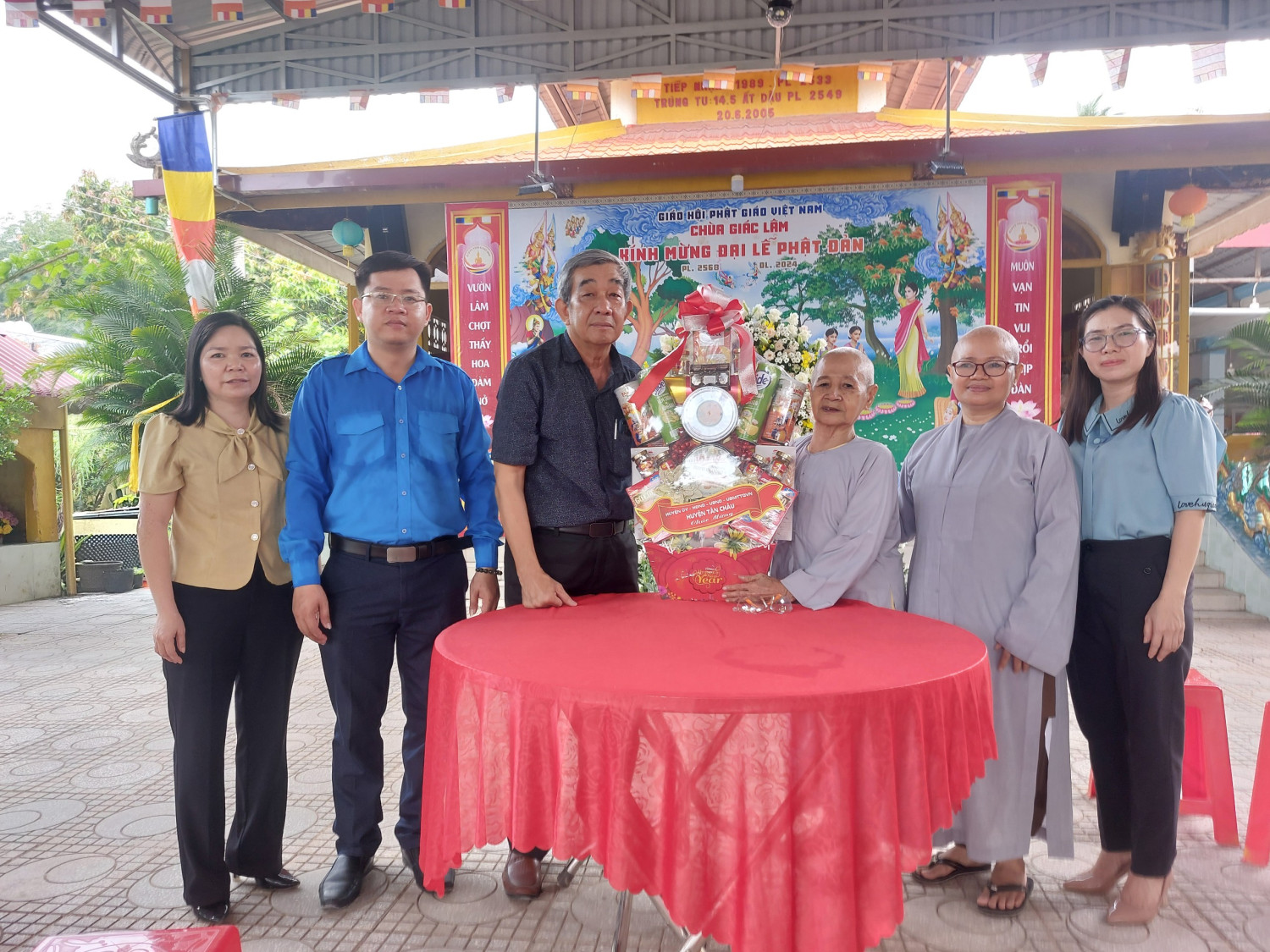 Lãnh đạo UBND huyện Tân Châu thăm và chúc mừng các cở sở thờ tự, tôn giáo